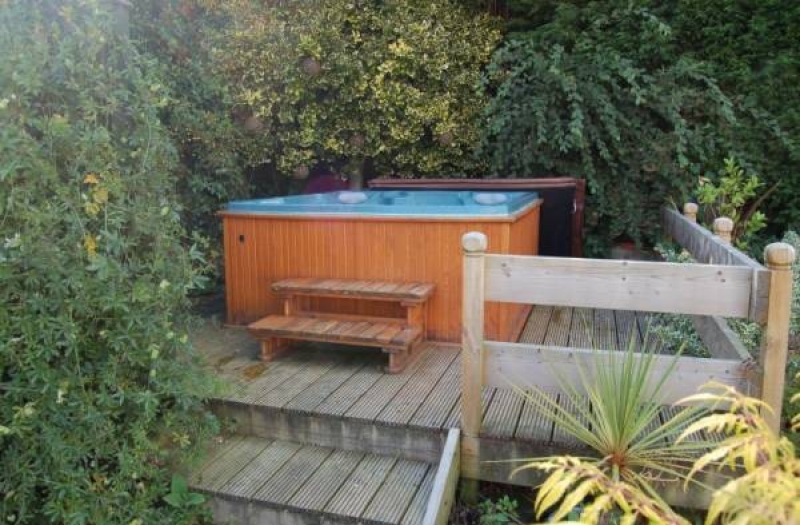 Riverside Cottage on Southern Norfolk Broads, with Boat and Hot Tub