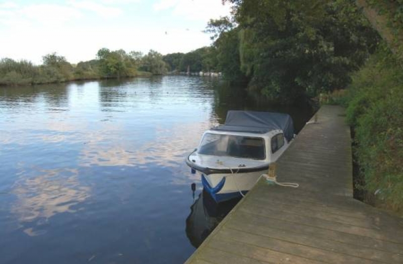Riverside Cottage on Southern Norfolk Broads, with Boat and Hot Tub