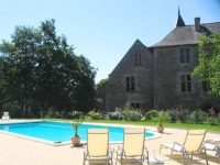 Your holidays in the CHÂTEAU CHANZÉ with heated pool