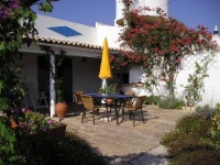 A real home from home 2 bedroom apartment cottage with magnificent sea views in the Central Algarve - Sleeps 4