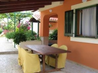 Greenside apartment with pool in Pula, Istria.