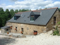 Lovingly restored stone longere with heated pool - Brittany