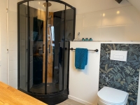 Upstairs bathroom 2
